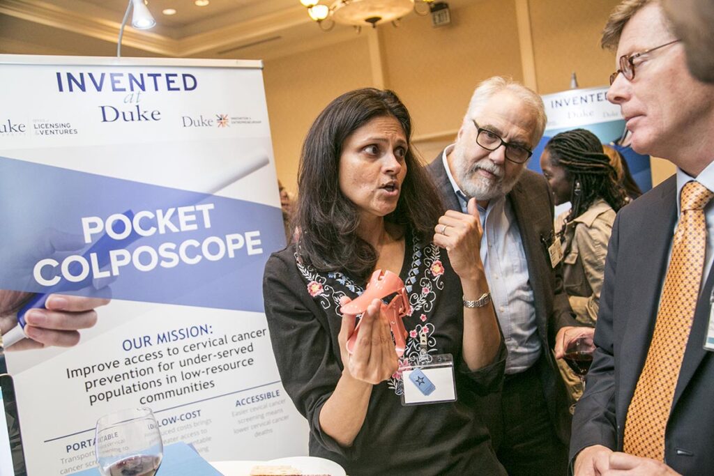Nimmi Ramanujam shows off her Pocket Colposcope to President Price